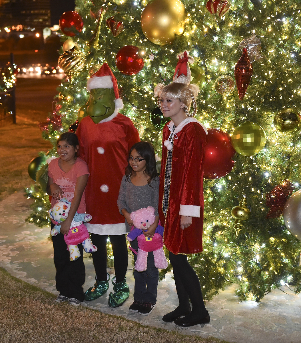 (Video) Hoover lights official city Christmas tree and welcomes Santa Claus - HooverSun.com